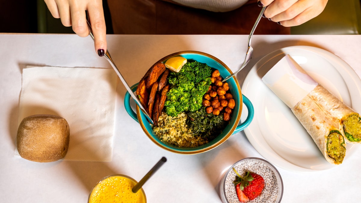 Colazione salutare con cereali integrali e frutta fresca